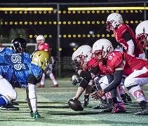 AYX SPORTS-橄榄球夜战：东城飞鹰队强势横扫岭东犀牛队，速度优势明显反击锐度十足的简单介绍